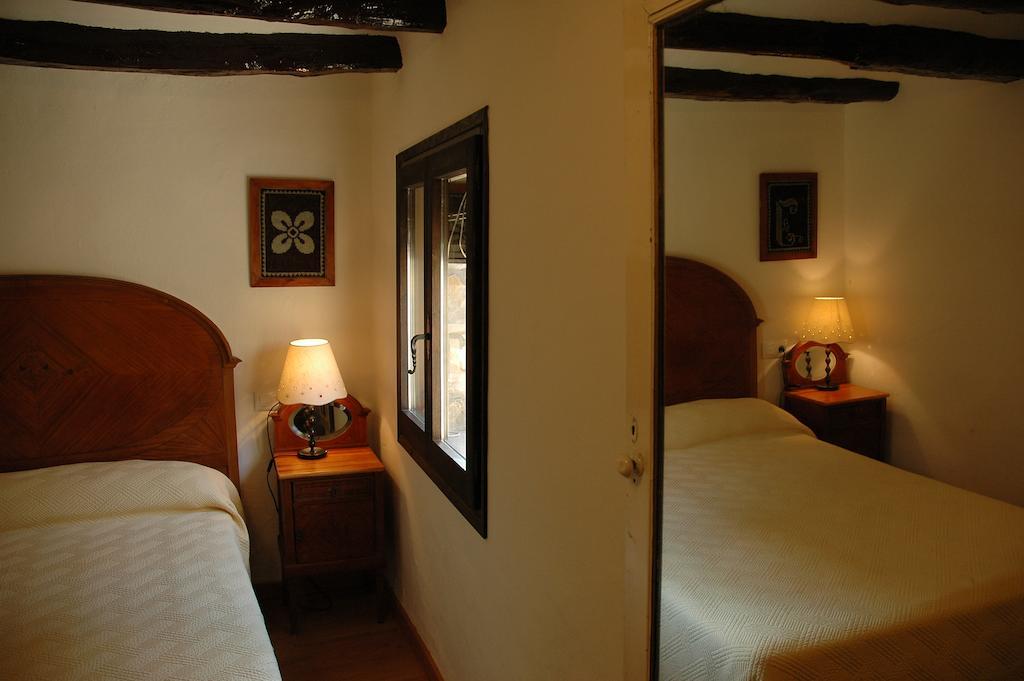 Habitaciones Con Encanto - Cal Alejandro Montsonis Ruang foto